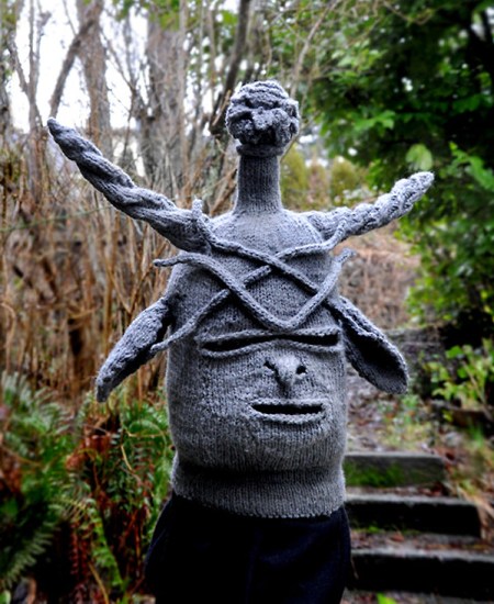 Brutal-Knitting-statue