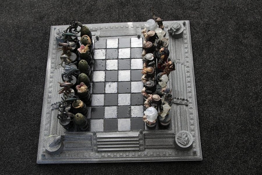 Aliens Vs. Predator Chess Set the Most Civilized Way for Aliens