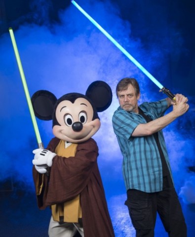 mark-hamill-strikes-jedi-pose-with-mickey-mouse-1
