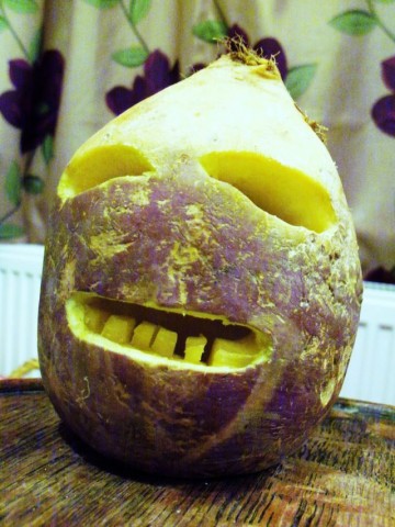 Traditional_Cornish_Jack-o'-Lantern_made_from_a_turnip