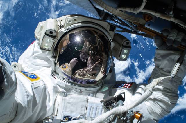 butch-wilmore-spacewalk-selfie