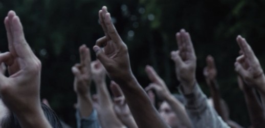 The_Hunger_Games_finger_salute-518x250