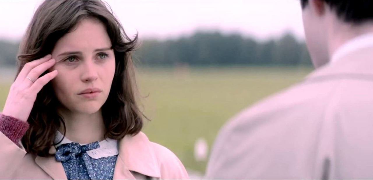 felicity-jones-in-the-theory-of-everything-movie-4