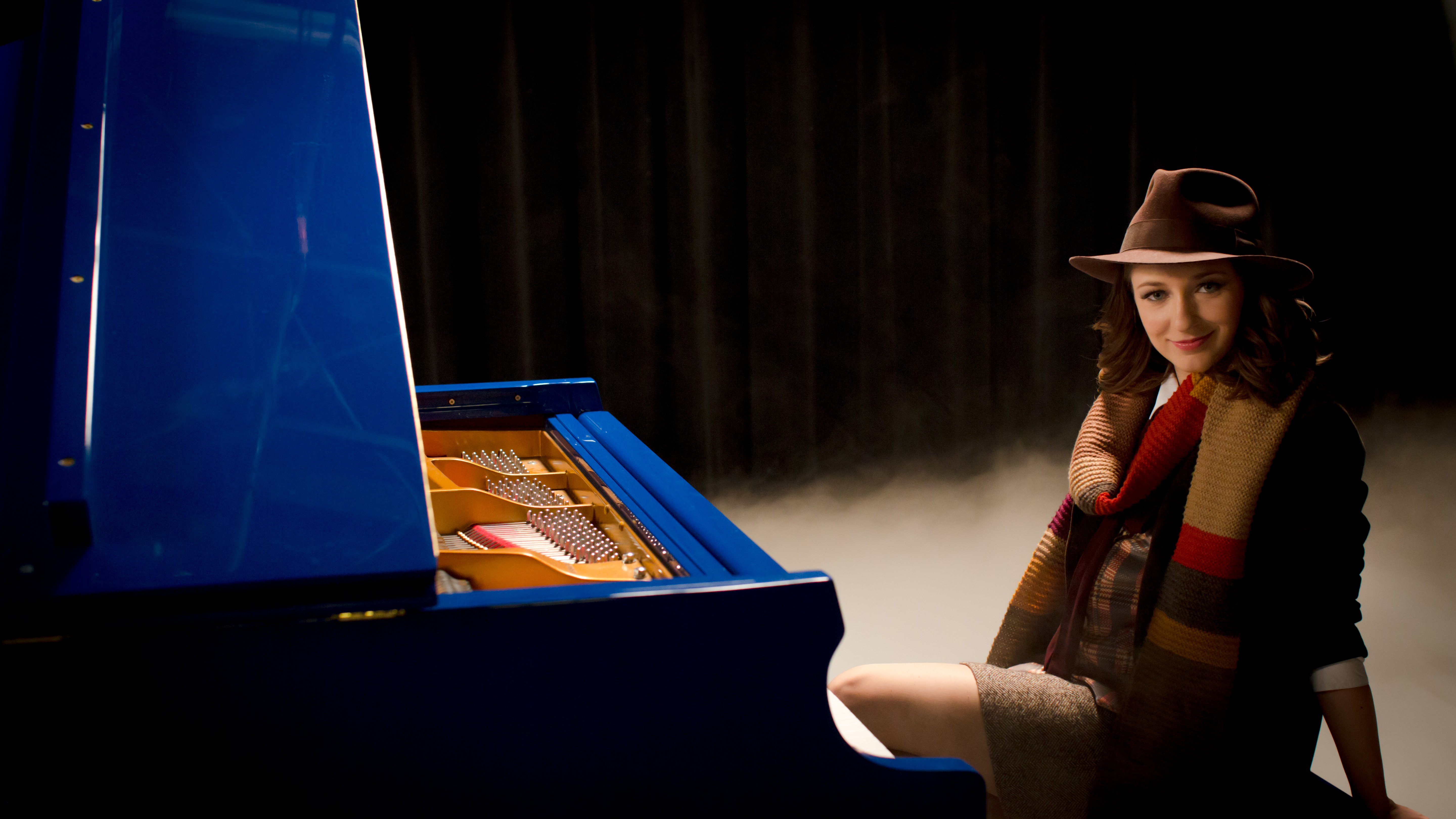 Look she plays the piano