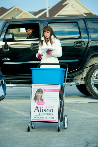 Jason Kellerman (JUSTIN CHATWIN) and Alison (TATIANA MASLANY)
