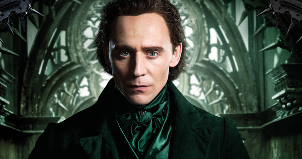 Tom Hiddleston as Sir Thomas Sharpe in Crimson Peak, wearing a green silk collar and green velvet coat.