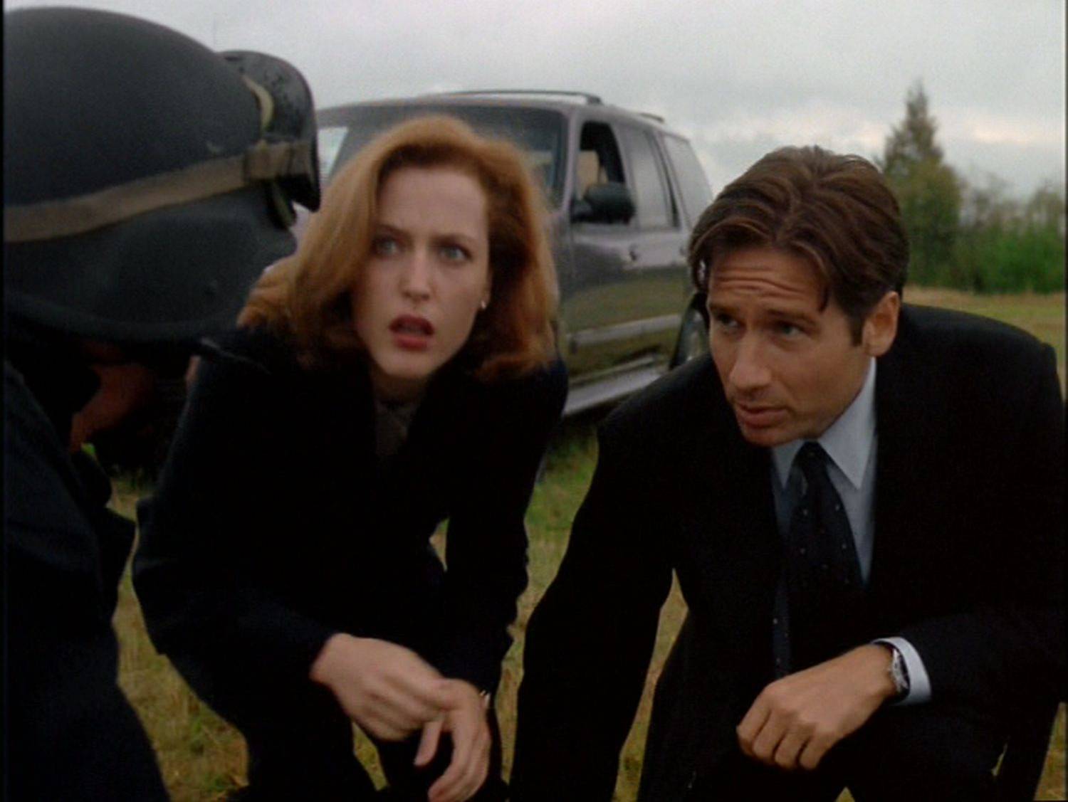 mulder-scully-in-4x05-the-field-where-i-