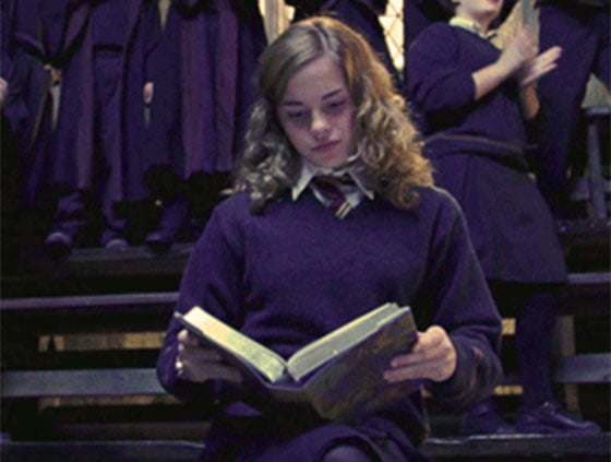 emma-watson-reading-hermione-harry-potter