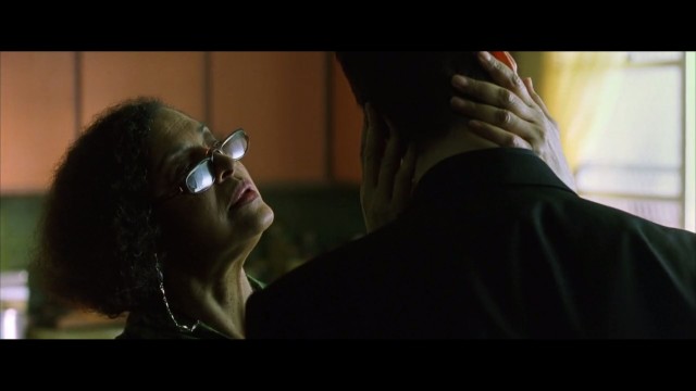 The Oracle examines Neo.