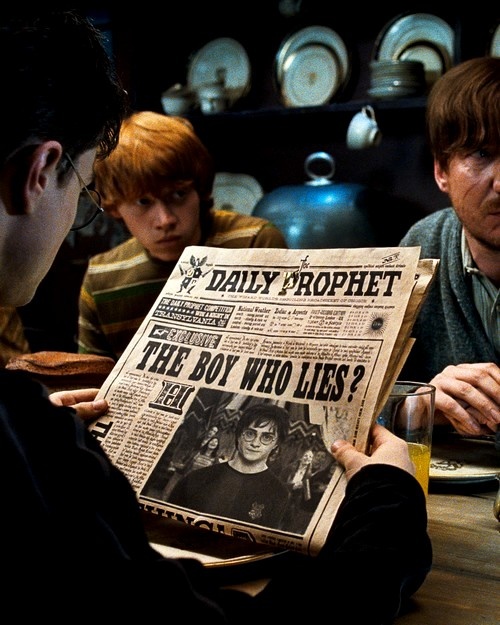 ET.0627.Potter5.27 -- (L-r) DANIEL RADCLIFFE as Harry Potter, RUPERT GRINT as Ron Weasley and DAVID THEWLIS as Remus Lupin in Warner Bros. Pictures' 2007 fantasy movie "Harry Potter and the Order of the Phoenix.” Harry Potter 5