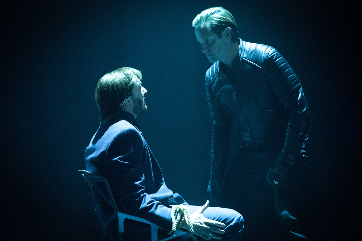 DC's Legends of Tomorrow --"The Legion of Doom"-- LGN210b_0549.jpg -- Pictured (L-R): Arthur Darvill as Rip Hunter and Matthew Letscher as Eobard Thawne -- Photo: Dean Buscher /The CW -- ÃÂ© 2017 The CW Network, LLC. All Rights Reserved