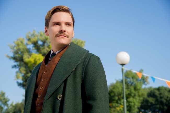 4101_D004_01773_R Daniel Brühl stars as Lutz Heck in director Niki Caro's THE ZOOKEEPER'S WIFE, a Focus Features release. Credit: Anne Marie Fox / Focus Features