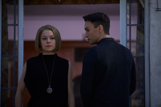 Rachel (Tatiana MAslany) and Ira (Ari Millen)