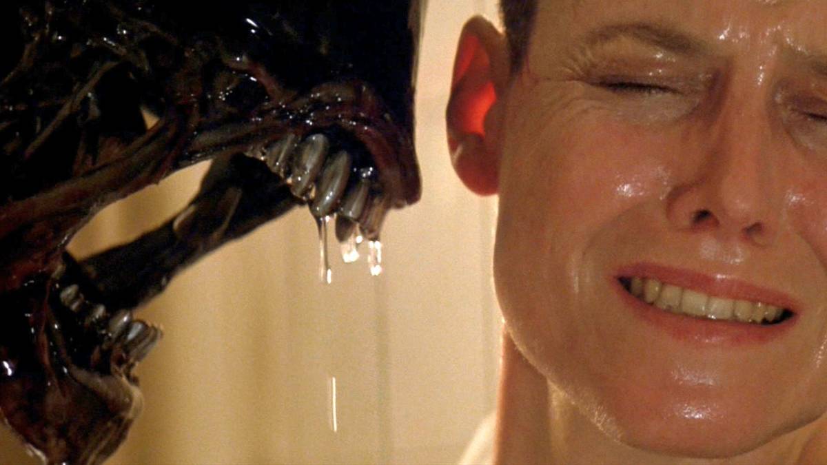 Ripley and a snarling xenomorph in 'Alien 3'