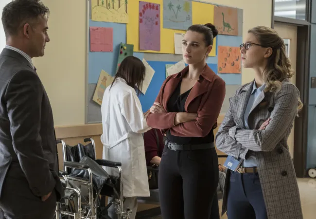 image: Jeff Weddell/The CW Supergirl -- "Damage" - Pictured (L-R): Adrian Pasdar as Morgan Edge, Katie McGrath as Lena Luthor, and Melissa Benoist as Kara -- © 2017 The CW Network, LLC. All Rights Reserved