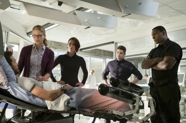 image: Michael Courtney/The CW Supergirl -- "Wake Up" Pictured (L-R): Chris Wood as Mike/Mon-El, Melissa Benoist as Kara, Chyler Leigh as Alex Danvers, Jeremy Jordan as Winn Schott, and David Harewood as Hank Henshaw © 2017 The CW Network, LLC. All Rights Reserved