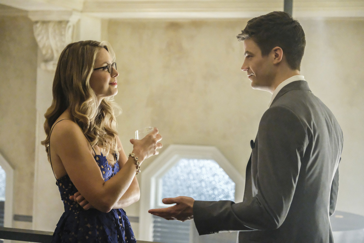 image: Bettina Strauss/The CW Supergirl -- "Crisis on Earth-X, Part 1" -- Pictured (L-R): Melissa Benoist as Kara and Grant Gustin as Barry Allen -- © 2017 The CW Network, LLC. All Rights Reserved