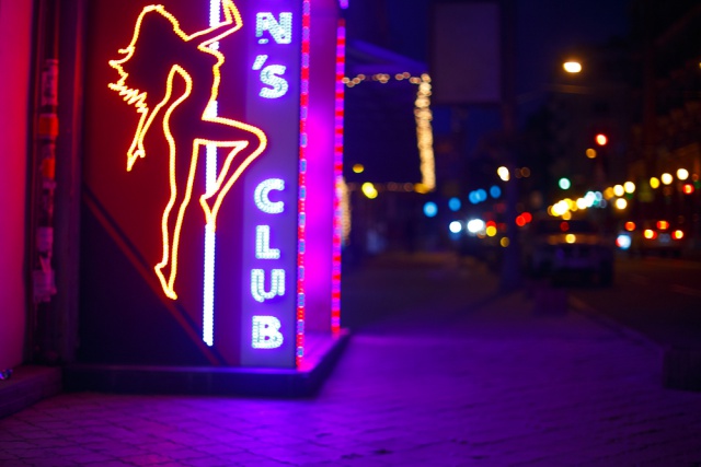 Neon Men's Club Sign