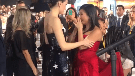Screengrab of a Twitter video where Daisy Ridley comforts Kelly Marie Tran at the Last Jedi premiere