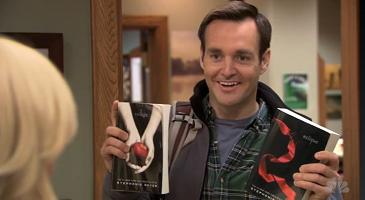 Parks and Rec character holds up Twilight books