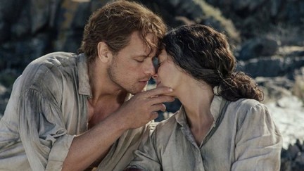 Claire and Jamie kiss in Outlander