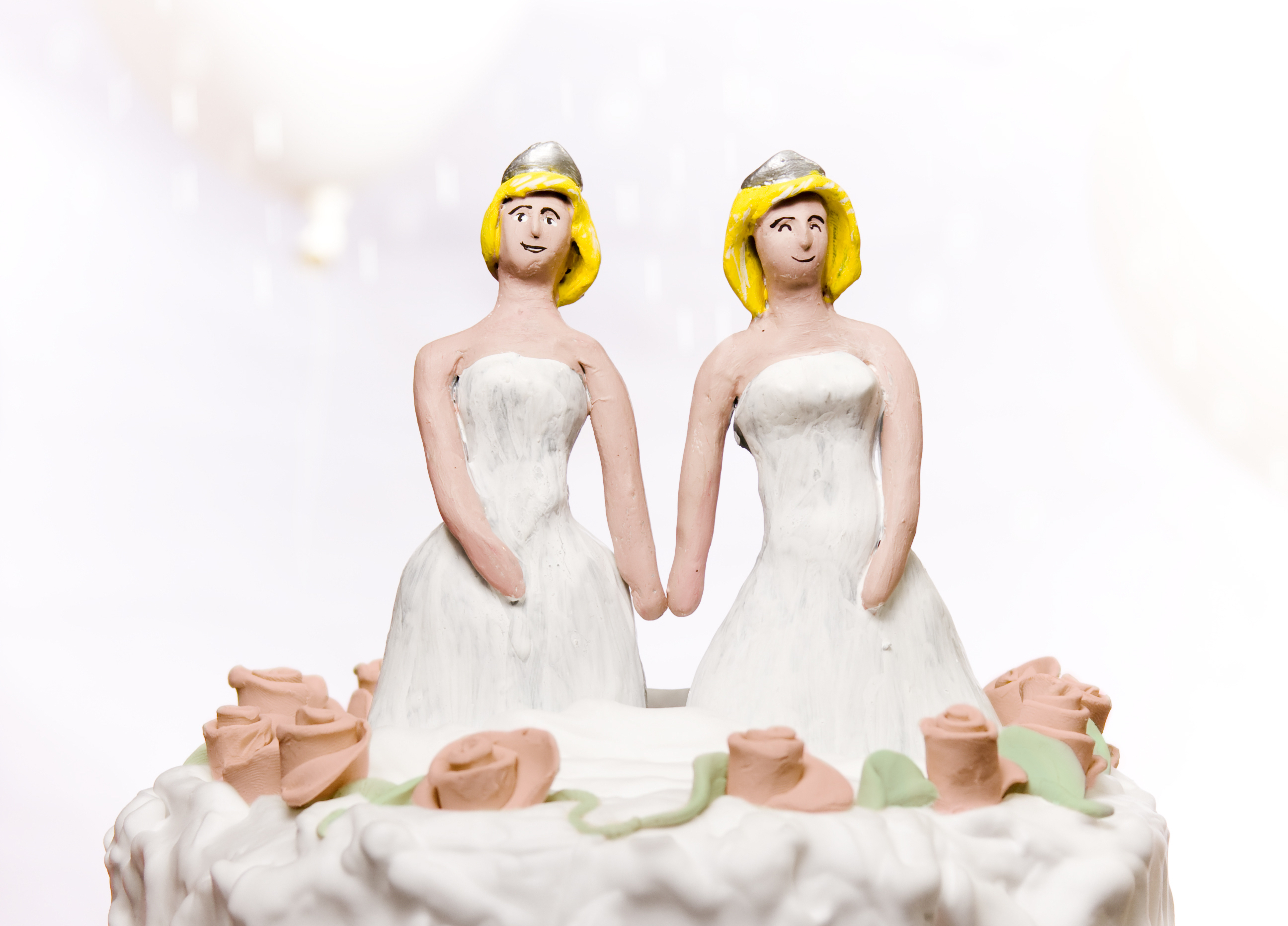 brides on wedding cake