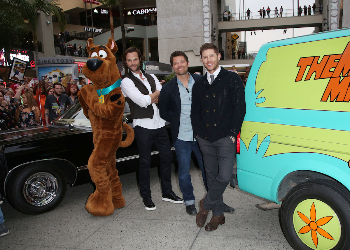 Jensen Ackles, Jared Padalecki, and Misha Collins pose with Mystery Machine and Scooby Doo