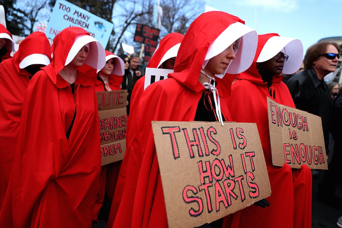 handmaid's tale, protest, robes, costume, planned parenthood