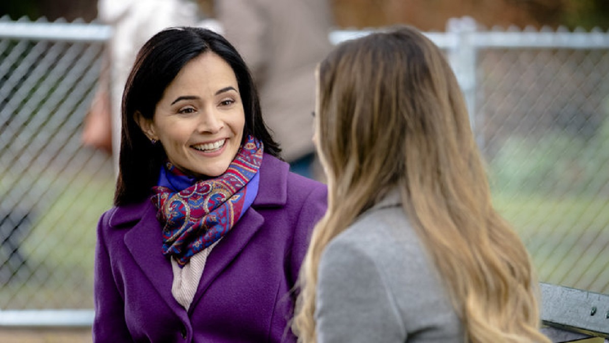 Sarah Edmondson in 'Love at First Bark'