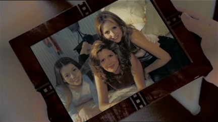 Michelle Trachtenberg as Dawn, Kristine Sutherland as Joyce, and Sarah-Michelle Gellar as Buffy on 'Buffy the Vampire Slayer'