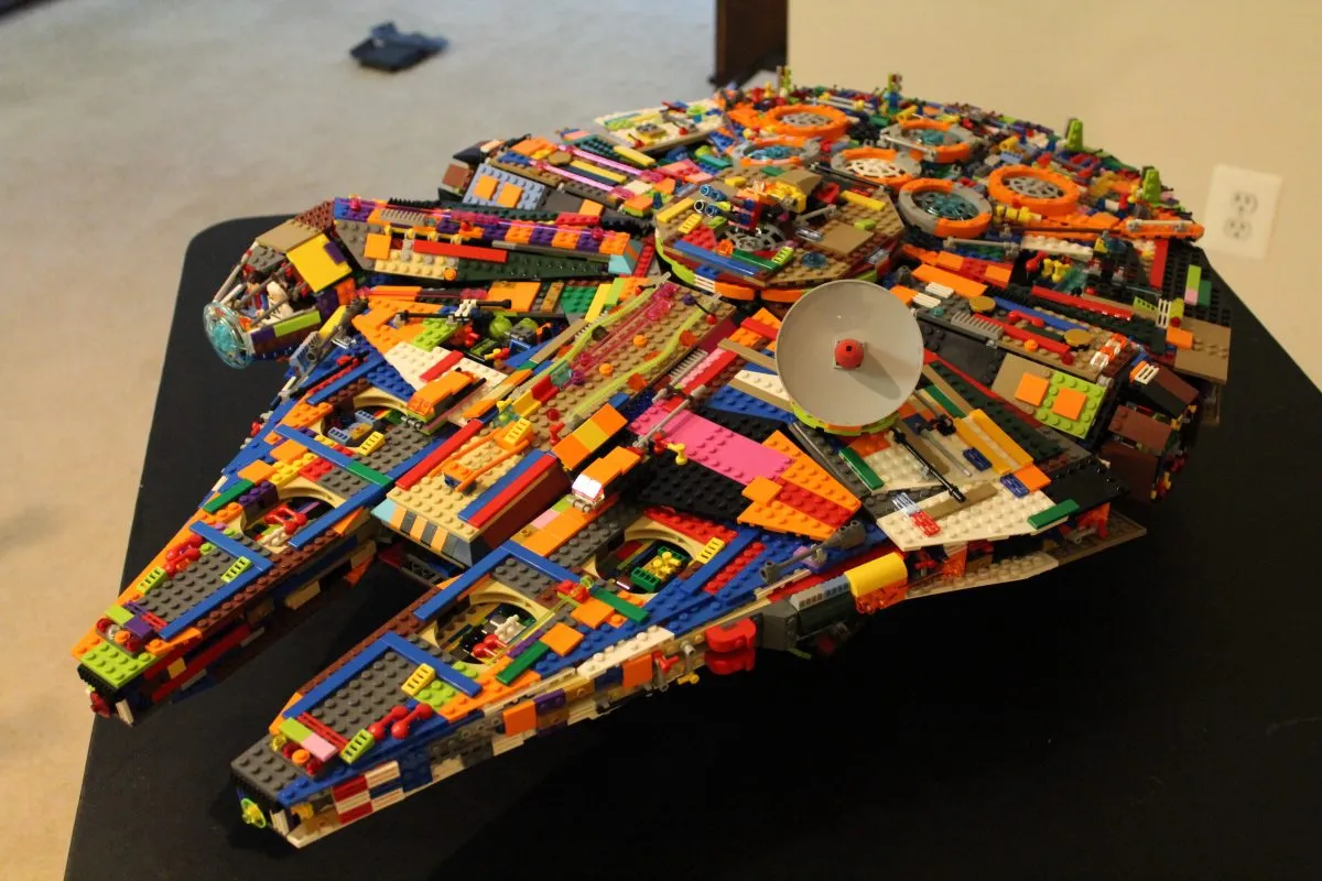 Things We Today: This Homemade LEGO Millennium Falcon is Pretty Cool | Sue