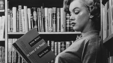Marilyn Monroe reads Arthur Miller