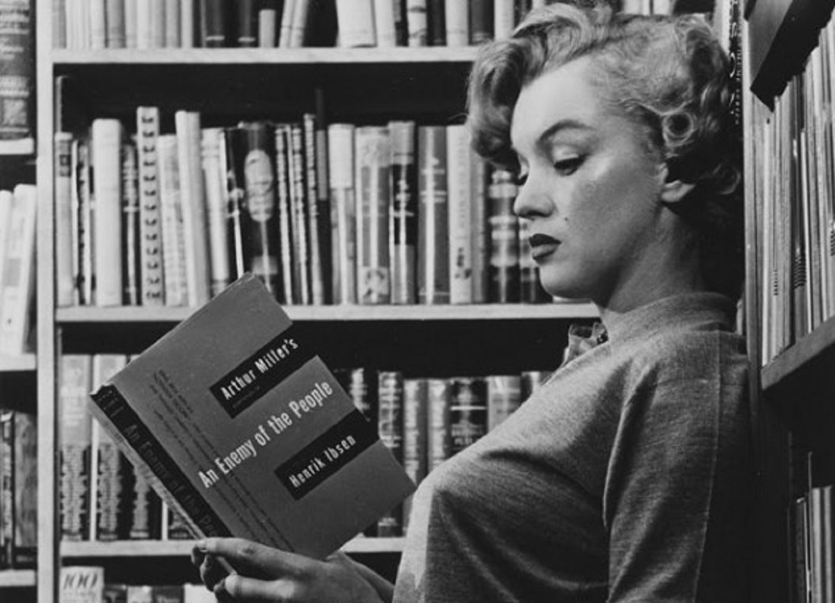 Marilyn Monroe reads Arthur Miller