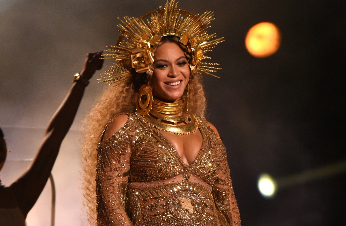 Beyonce performs as she is pregnant with twins during the 59th Annual Grammy music Awards on February 12, 2017, in Los Angeles, California. / AFP / VALERIE MACON (Photo credit should read VALERIE MACON/AFP/Getty Images)