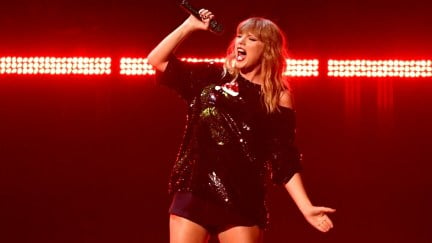 Taylor Swift performs at the Z100's iHeartRadio Jingle Ball 2017 at Madison Square Garden on December 7, 2017 in New York. / AFP PHOTO / ANGELA WEISS (Photo credit should read ANGELA WEISS/AFP/Getty Images)