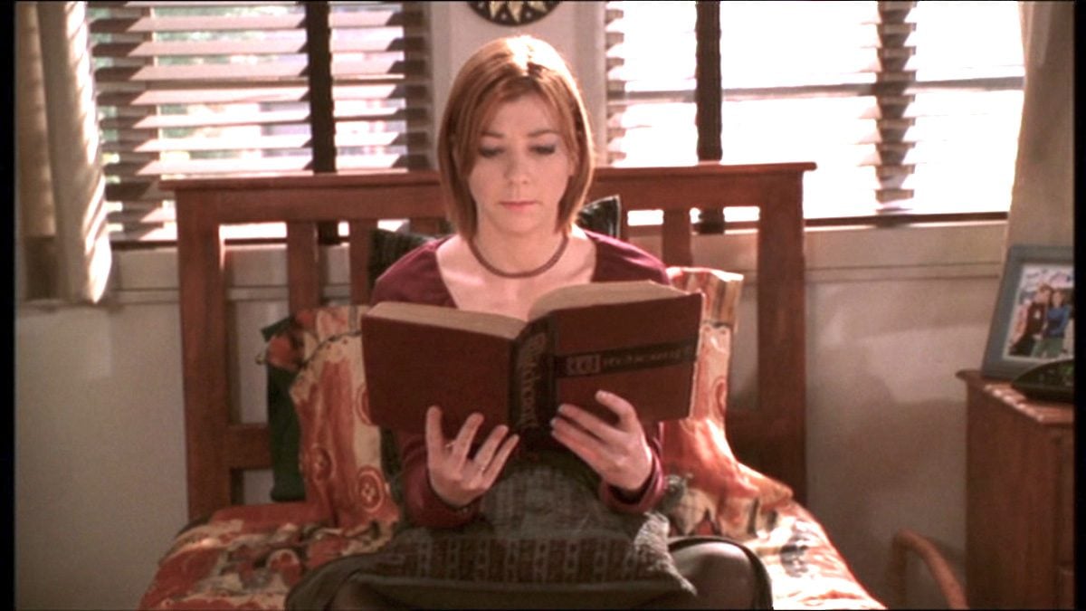 Willow reads a book in Buffy the Vampire Slayer