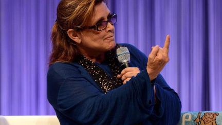 Carrie Fisher gives the audience the bird