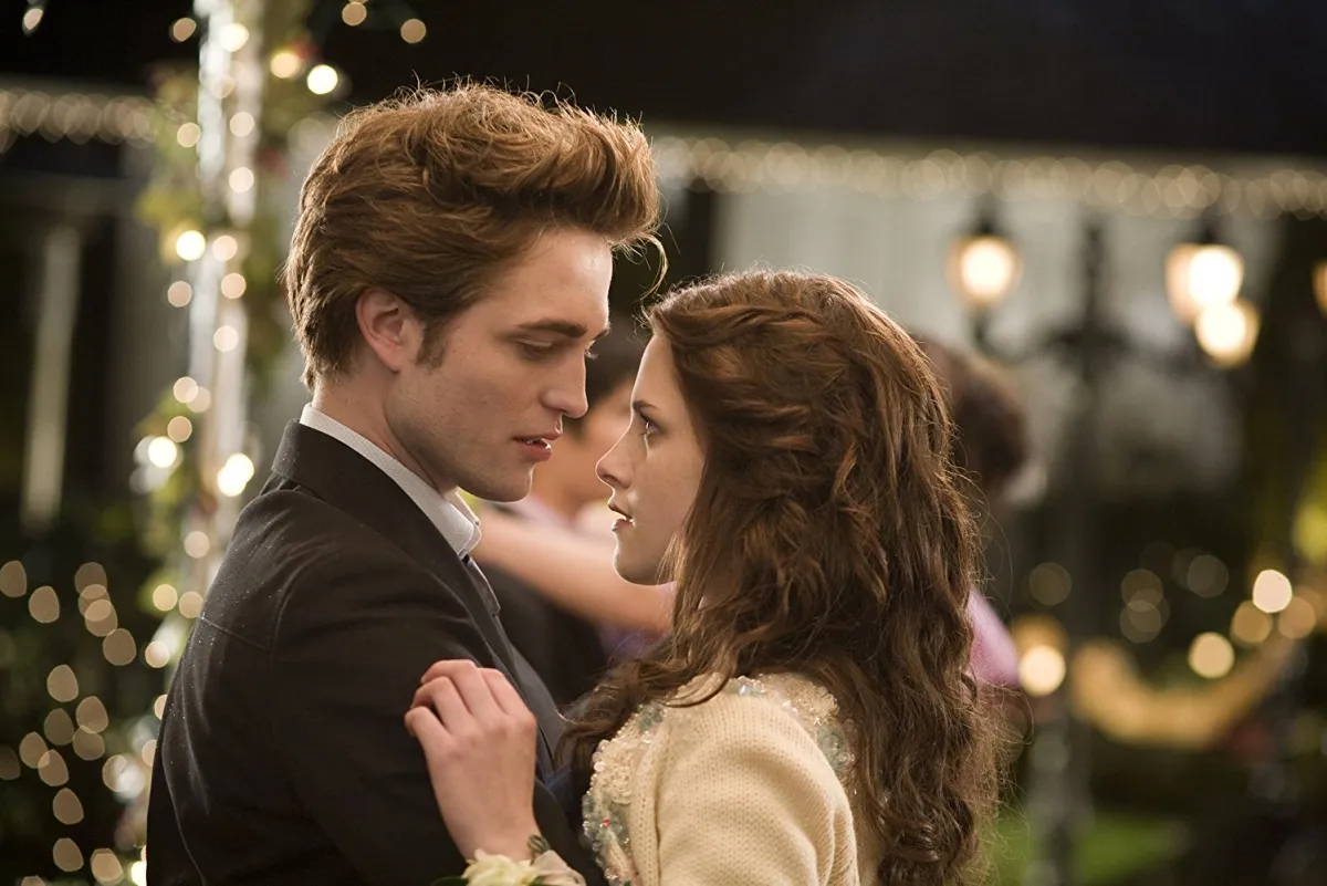 Edward Cullen and Bella Swan dance at prom outside under twinkle lights in "Twilight"