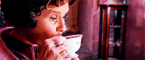 Dolores Umbridge drinks tea
