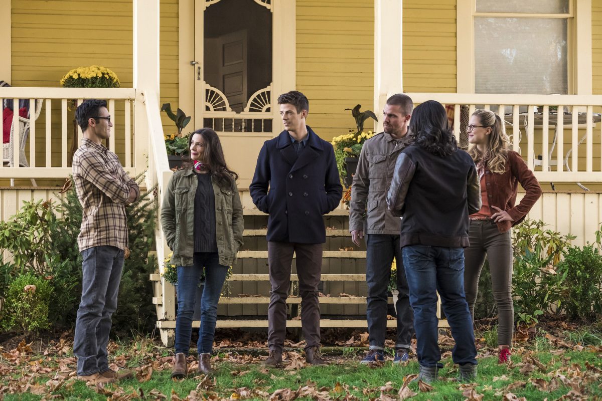 The Flash -- "Elseworlds, Part 1" -- Image Number: FLA509b_0090b2b.jpg -- Pictured (L-R): Tyler Hoechlin as Clark Kent, Bitsie Tulloch as Lois Lane, Grant Gustin as Oliver Queen/Green Arrow, Stephen Amell as Barry Allen/The Flash, Carlos Valdez as Cisco Ramon and Melissa Benoist as Kara/Supergirl  -- Photo: Katie Yu/The CW -- ÃÂ© 2018 The CW Network, LLC. All rights reserved