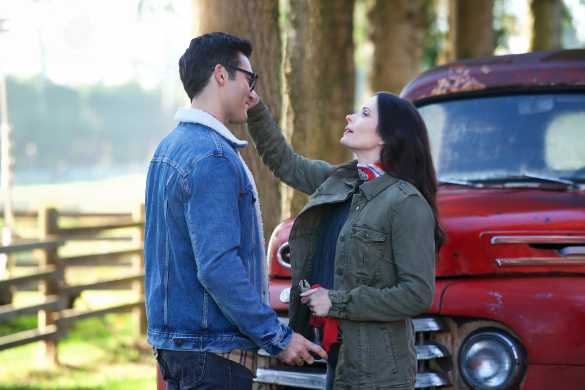 Hoechlin as Clark Kent and Bitsie Tulloch as Lois Lane the cw arrowverse elseworlds crossover