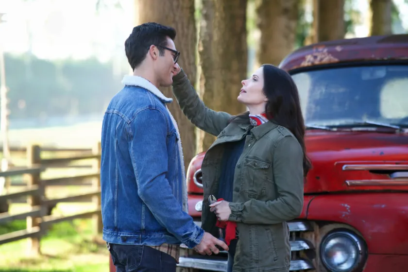 Hoechlin as Clark Kent and Bitsie Tulloch as Lois Lane the cw arrowverse elseworlds crossover