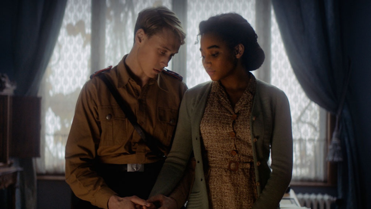 George MacKay and Amandla Stenberg in Where Hands Touch (2018)