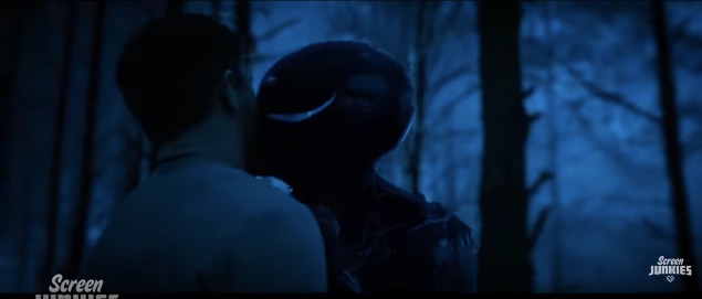 Venom and Eddie kiss in Venom