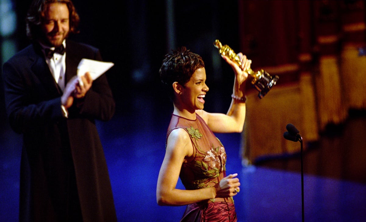 Oscar Winner Halle Berry Winner Accepts The Best Actress Academy Award For Her Performance In The Film "Monster's Ball," While Actor Russell Crowe Applauds Her During The 74Th Annual Academy Awards March 24, 2002 At The Kodak Theater In Hollywood, Ca. (Photo By Getty Images)