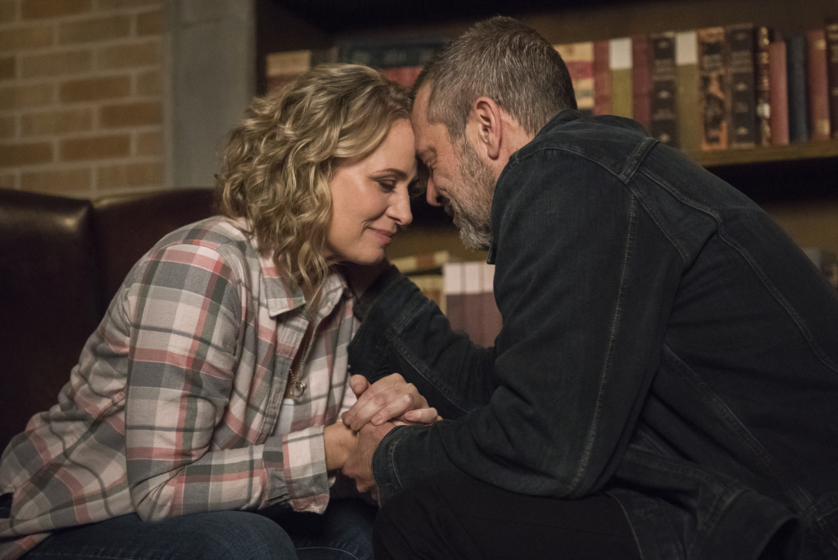 Samantha Smith as Mary Winchester and Jeffrey Dean Morgan as John Winchester leaning in together in Supernatural.
