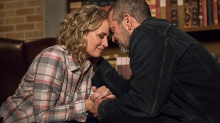 Samantha Smith as Mary Winchester and Jeffrey Dean Morgan as John Winchester leaning in together in Supernatural.