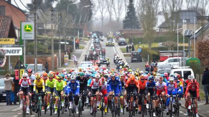 Omloop Het Nieuwsblad female cyclist made to stop