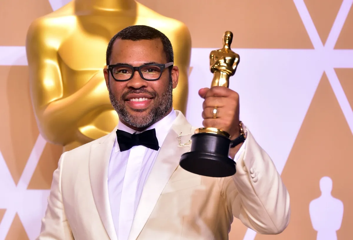 TOPSHOT - Director Jordan Peele poses in the press room with the Oscar for best original screenplay during the 90th Annual Academy Awards on March 4, 2018, in Hollywood, California. / AFP PHOTO / FREDERIC J. BROWN