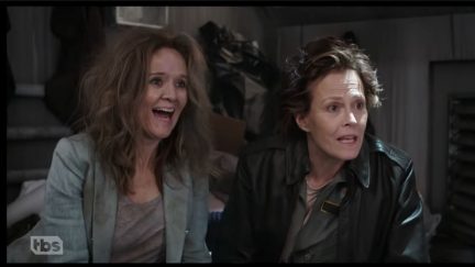 samantha bee and sigourney weaver spoof aliens for Not the White House Correspondent’s Association Dinner